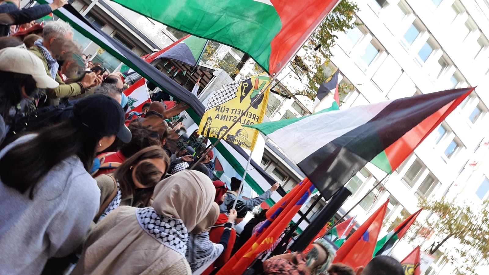 Almanya’nın Düsseldorf kentinde onbinler özgür Filistin için yürüdü