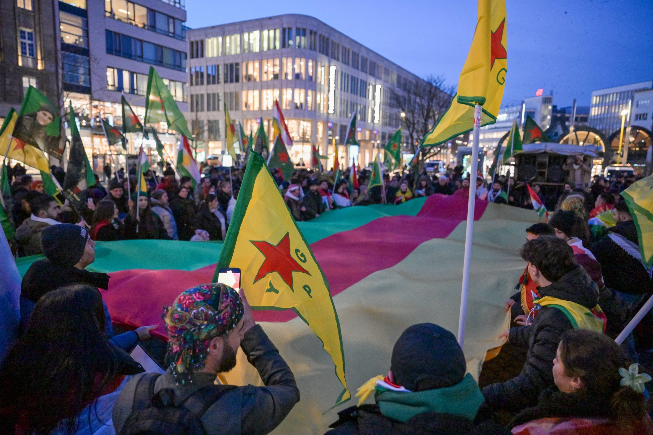 Rojava’ya yönelik saldırılara karşı Avrupa şehirlerinde yoğun protestolar devam ediyor – Güncellendi