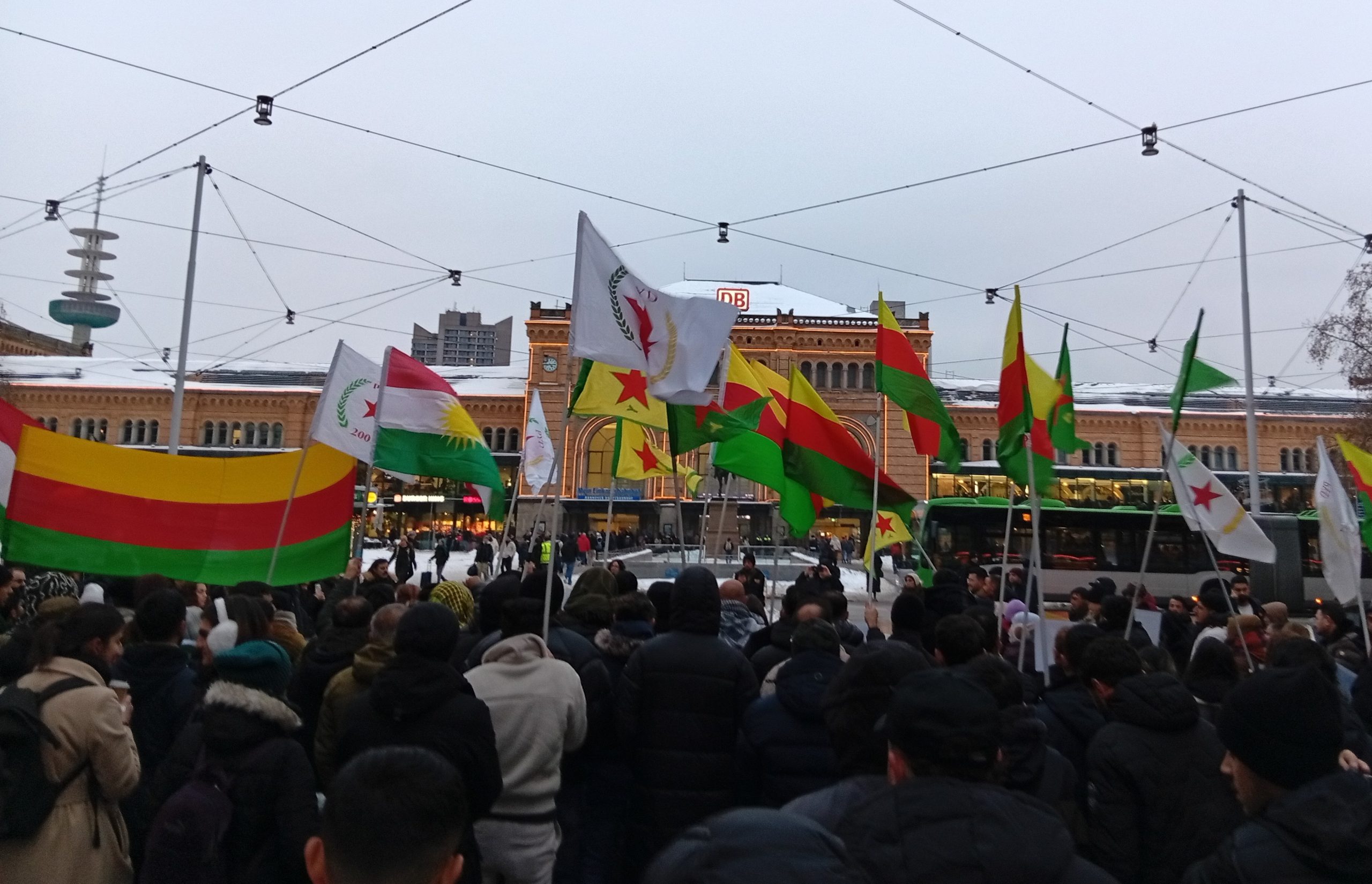 Hannover’de Şêxmeqsûd ve Eşrefiyê saldırıları protesto edildi